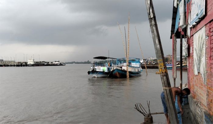 লঘুচাপের প্রভাবে উত্তাল সাগর : স্থবির মোংলা বন্দর ও সুন্দরবন উপকূল টানা বর্ষণে দুর্ভোগে জনজীবন